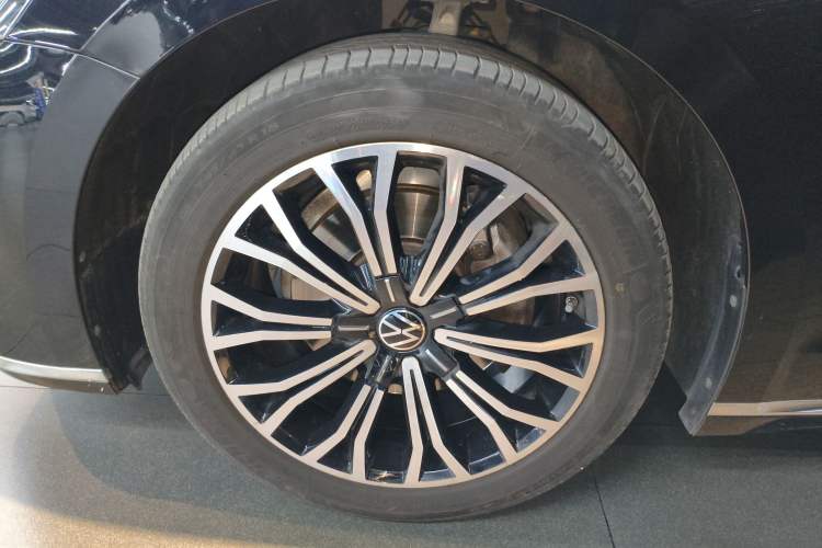 Used Volkswagen Phideon 2021 380TSI Luxury Edition Left Front Wheel Hub