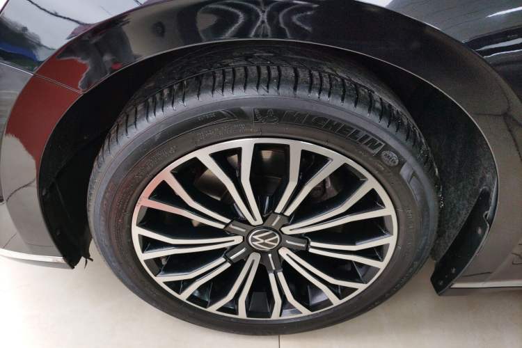 Used Volkswagen Phideon 2021 380TSI Luxury Edition Left Front Wheel Hub