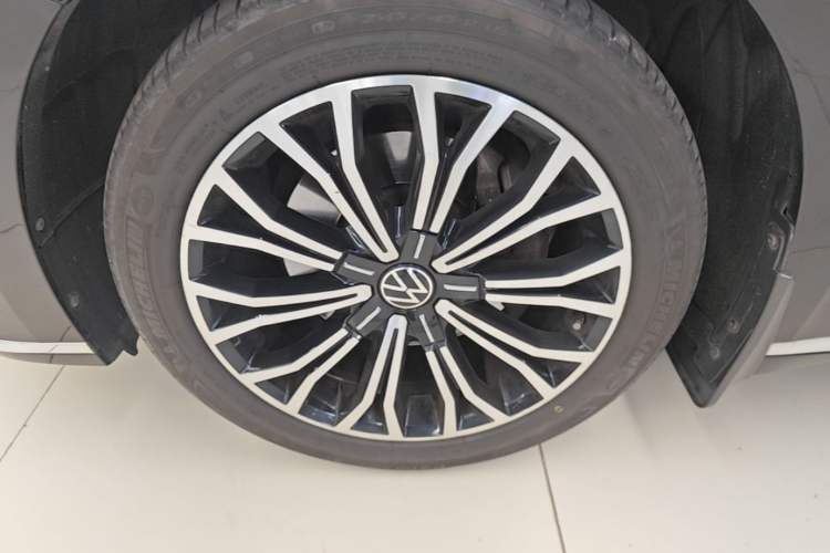 Used Volkswagen Phideon 2021 380TSI Luxury Edition Left Front Wheel Hub