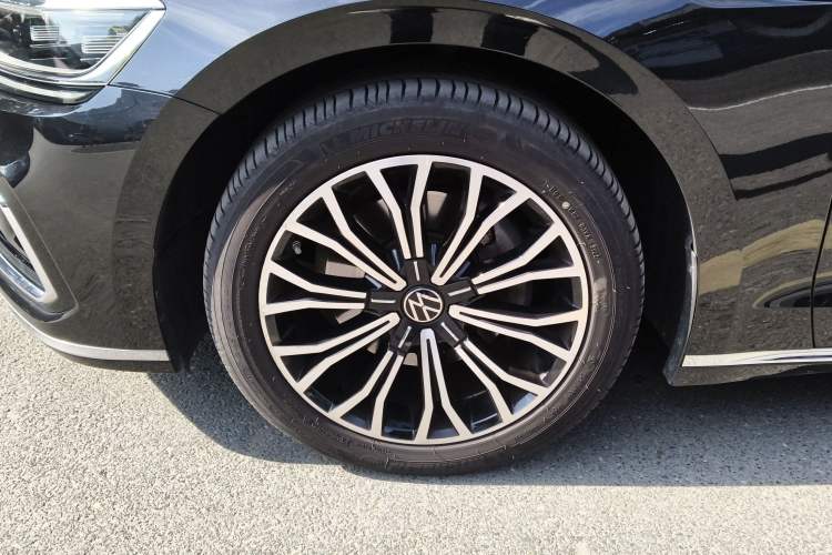 Used Volkswagen Phideon 2021 380TSI Luxury Edition Left Front Wheel Hub