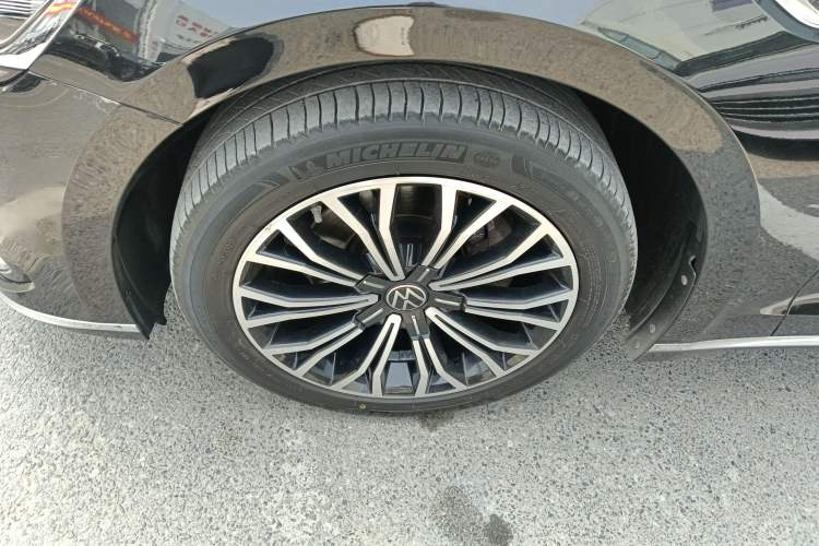 Used Volkswagen Phideon 2021 380TSI Luxury Edition Left Front Wheel Hub