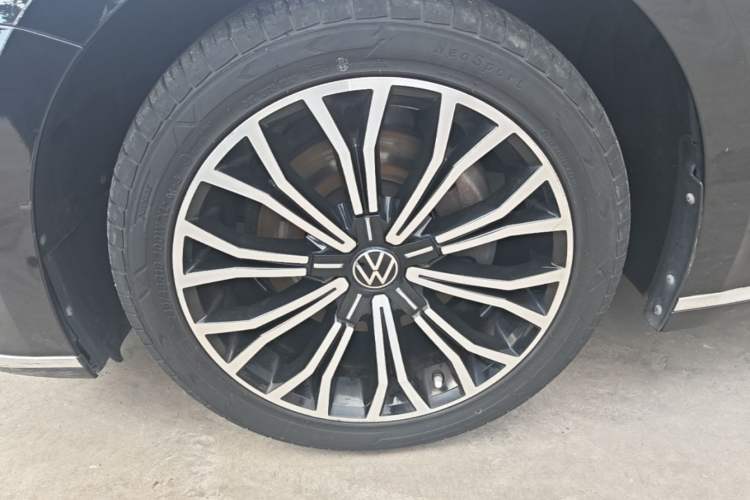 Used Volkswagen Phideon 2021 380TSI Luxury Edition Left Front Wheel Hub