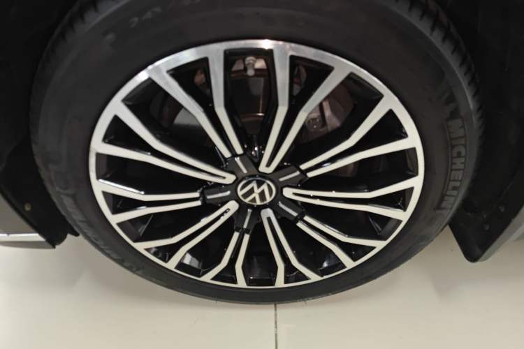 Used Volkswagen Phideon 2021 380TSI Luxury Edition Left Front Wheel Hub