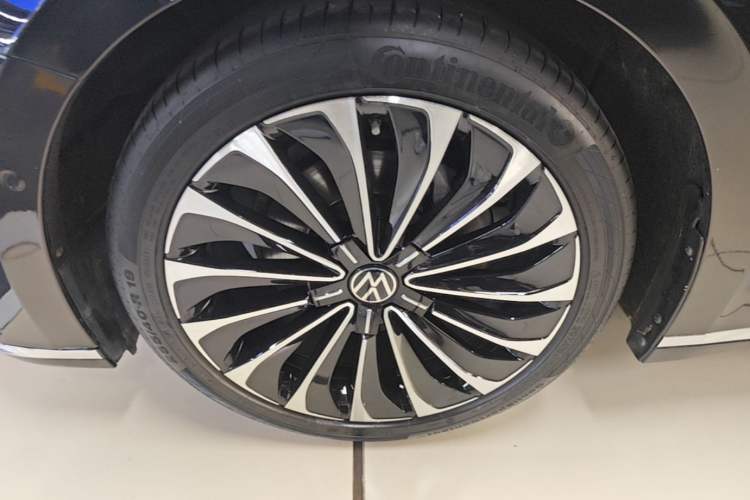 Used Volkswagen Phideon 2021 380TSI Prestige Edition Left Front Wheel Hub