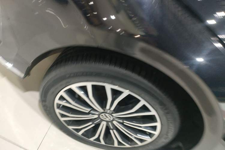Used Volkswagen Phideon 2021 380TSI Luxury Edition Left Front Wheel Hub