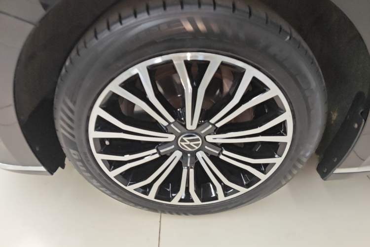 Used Volkswagen Phideon 2021 380TSI Luxury Edition Left Front Wheel Hub