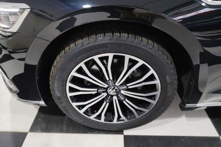 Used Volkswagen Phideon 2021 380TSI Luxury Edition Left Front Wheel Hub