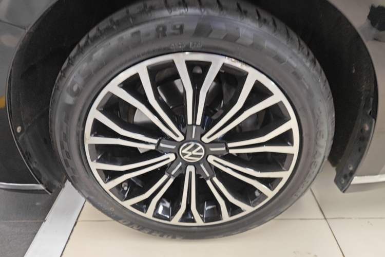 Used Volkswagen Phideon 2021 380TSI Luxury Edition Left Front Wheel Hub