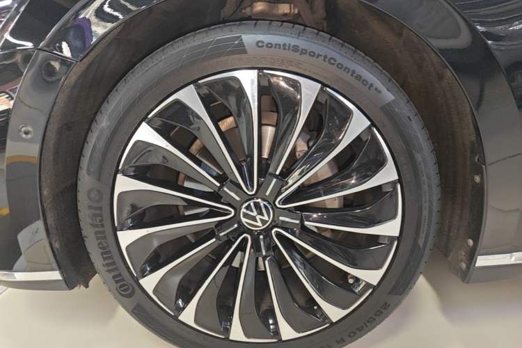 Used Volkswagen Phideon 2021 380TSI Prestige Edition Left Front Wheel Hub