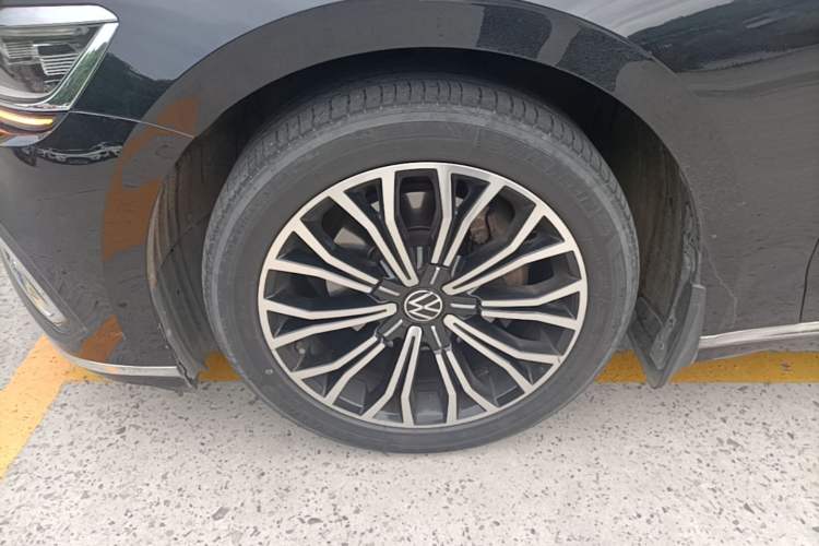 Used Volkswagen Phideon 2021 380TSI Luxury Edition Left Front Wheel Hub