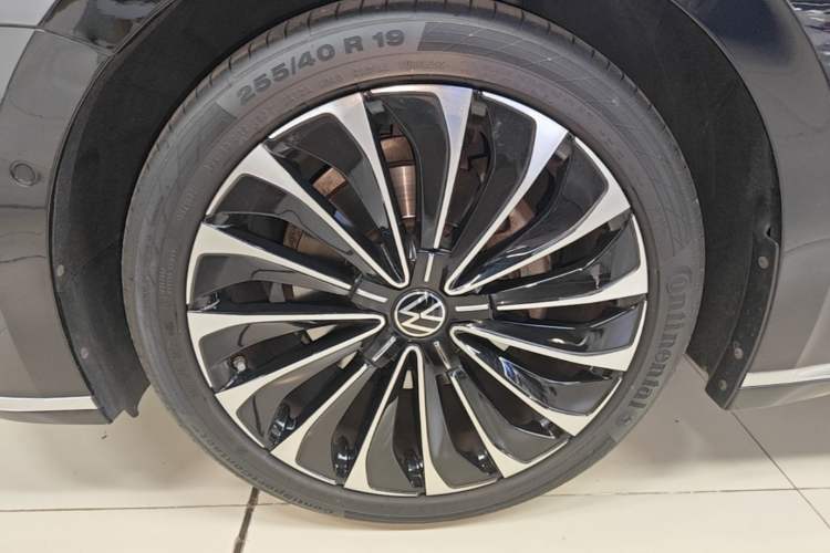 Used Volkswagen Phideon 2021 380TSI Prestige Edition Left Front Wheel Hub