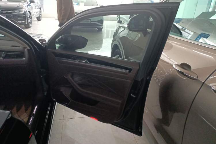 Used Volkswagen Phideon 2021 380TSI Prestige Edition Right Front Door Interior