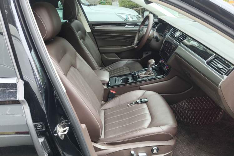 Used Volkswagen Phideon 2021 380TSI Luxury Edition Right Front Seat