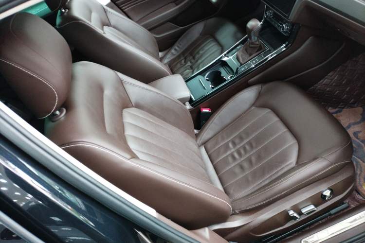 Used Volkswagen Phideon 2021 380TSI Luxury Edition Right Front Seat