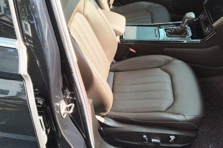 Used Volkswagen Phideon 2021 380TSI Luxury Edition Right Front Seat