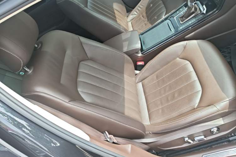 Used Volkswagen Phideon 2021 380TSI Luxury Edition Right Front Seat