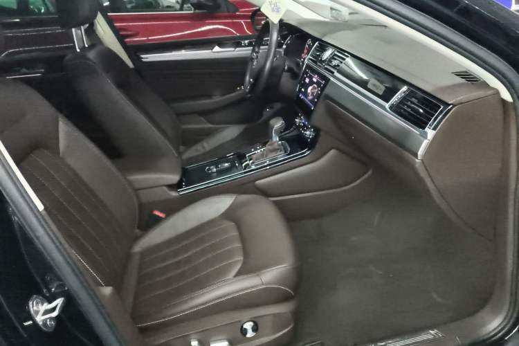 Used Volkswagen Phideon 2021 380TSI Luxury Edition Right Front Seat
