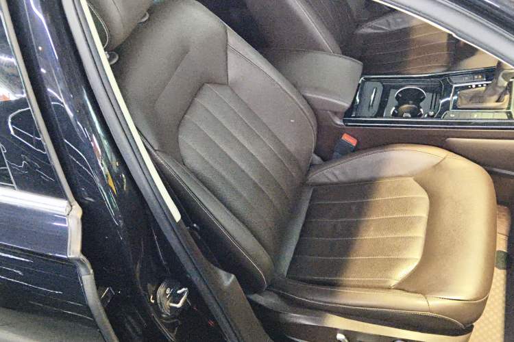 Used Volkswagen Phideon 2021 380TSI Luxury Edition Right Front Seat