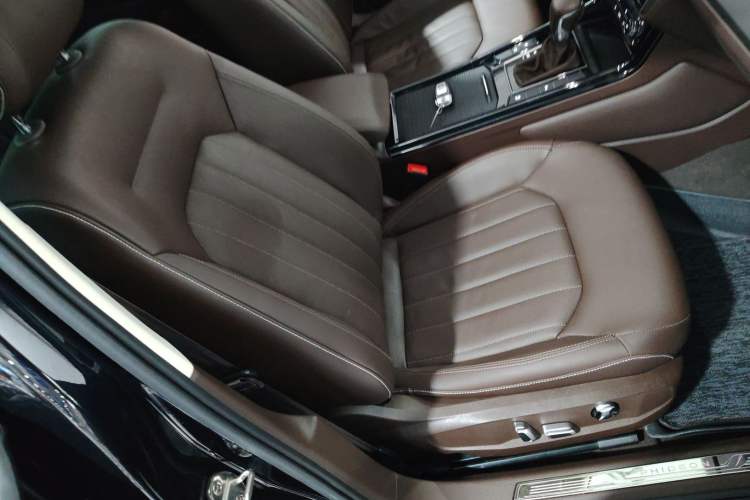 Used Volkswagen Phideon 2021 380TSI Luxury Edition Right Front Seat