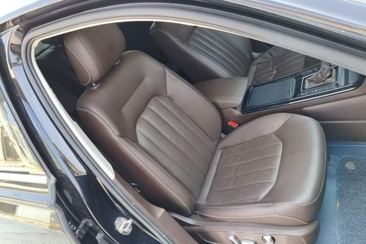 Used Volkswagen Phideon 2021 380TSI Luxury Edition Right Front Seat