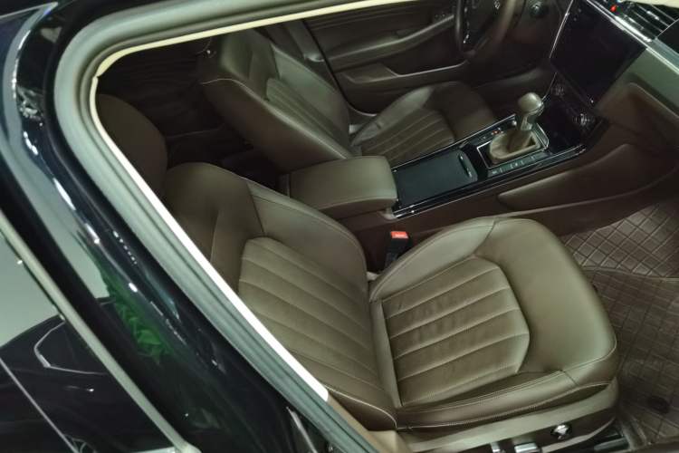 Used Volkswagen Phideon 2021 380TSI Luxury Edition Right Front Seat