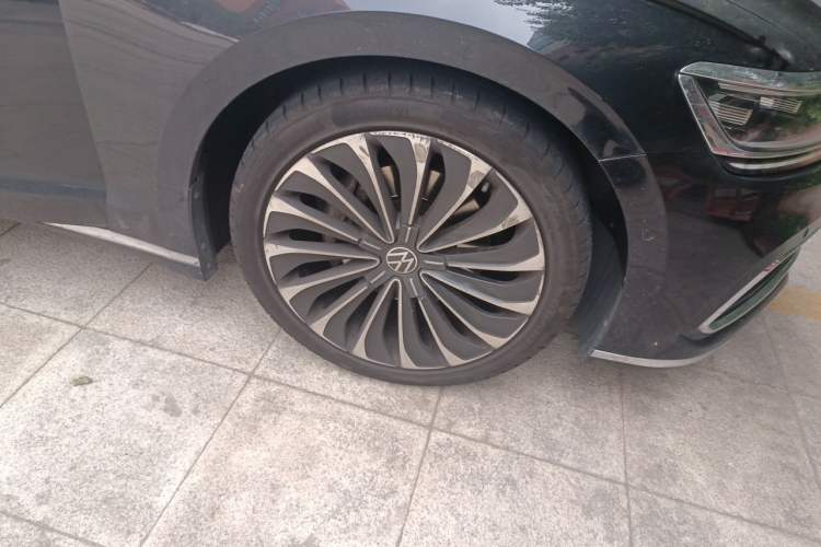 Used Volkswagen Phideon 2021 380TSI Prestige Edition Right Front Wheel Hub