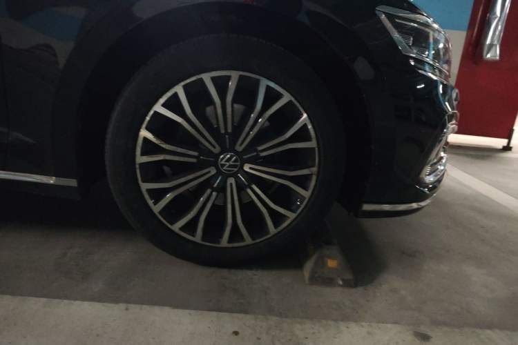 Used Volkswagen Phideon 2021 380TSI Luxury Edition Right Front Wheel Hub