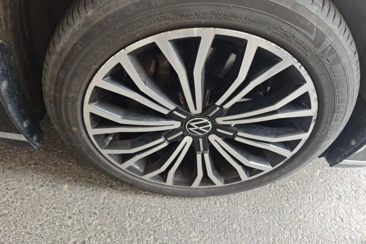 Used Volkswagen Phideon 2021 380TSI Luxury Edition Right Front Wheel Hub