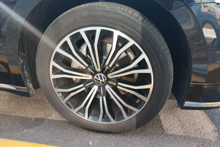 Used Volkswagen Phideon 2021 380TSI Luxury Edition Right Front Wheel Hub