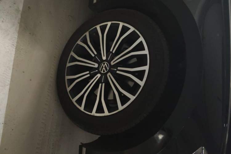 Used Volkswagen Phideon 2021 380TSI Luxury Edition Right Front Wheel Hub