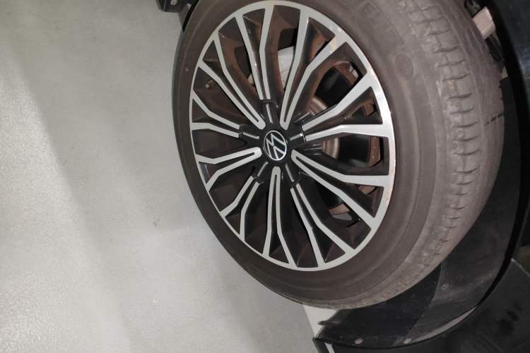 Used Volkswagen Phideon 2021 380TSI Luxury Edition Right Front Wheel Hub