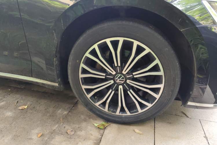 Used Volkswagen Phideon 2021 380TSI Luxury Edition Right Front Wheel Hub