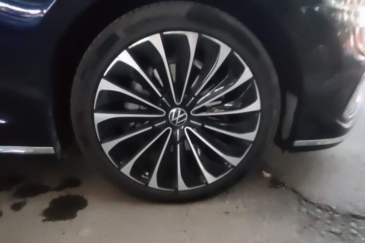 Used Volkswagen Phideon 2021 380TSI Prestige Edition Right Front Wheel Hub