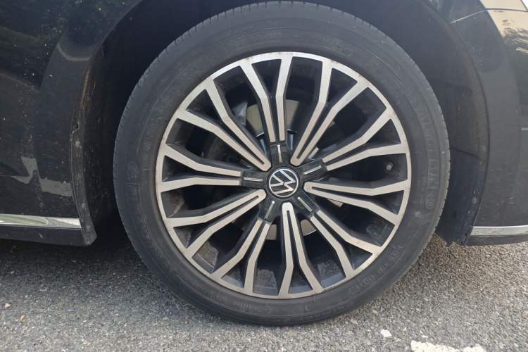 Used Volkswagen Phideon 2021 380TSI Luxury Edition Right Front Wheel Hub