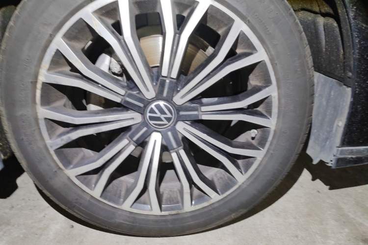 Used Volkswagen Phideon 2021 380TSI Luxury Edition Right Front Wheel Hub
