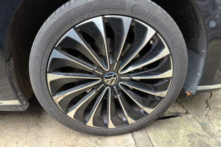 Used Volkswagen Phideon 2021 380TSI Prestige Edition Right Front Wheel Hub