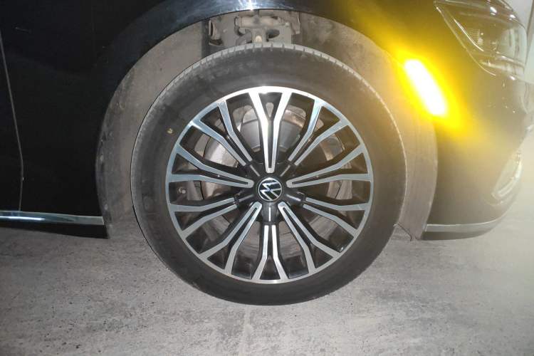 Used Volkswagen Phideon 2021 380TSI Luxury Edition Right Front Wheel Hub
