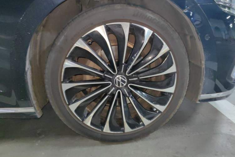 Used Volkswagen Phideon 2021 380TSI Prestige Edition Right Front Wheel Hub