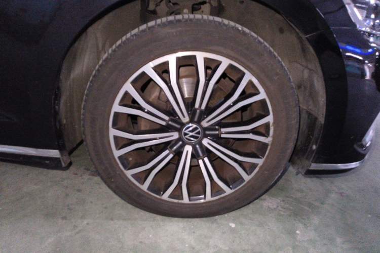 Used Volkswagen Phideon 2021 380TSI Luxury Edition Right Front Wheel Hub