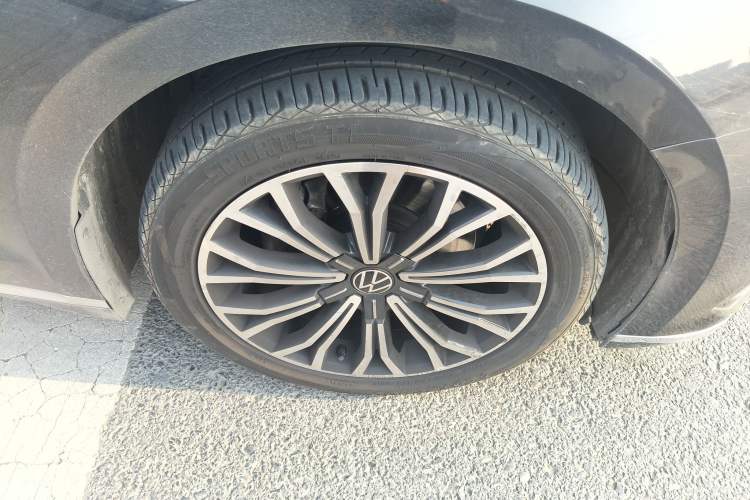 Used Volkswagen Phideon 2021 380TSI Luxury Edition Right Front Wheel Hub