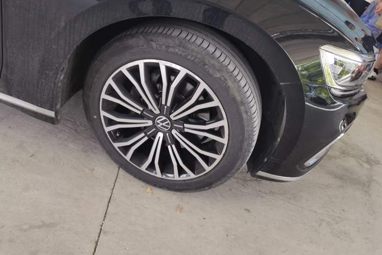 Used Volkswagen Phideon 2021 380TSI Luxury Edition Right Front Wheel Hub