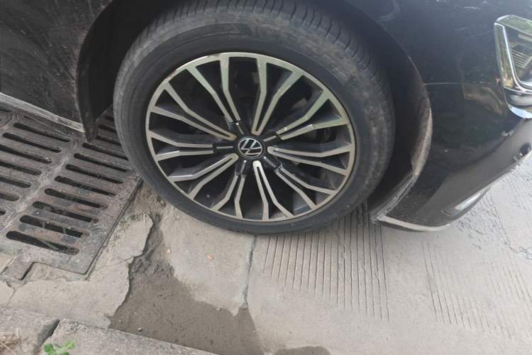 Used Volkswagen Phideon 2021 380TSI Luxury Edition Right Front Wheel Hub