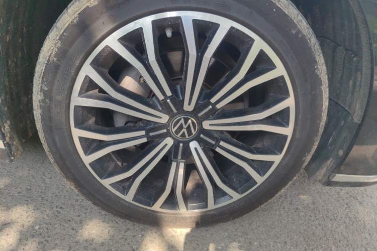 Used Volkswagen Phideon 2021 380TSI Luxury Edition Right Front Wheel Hub