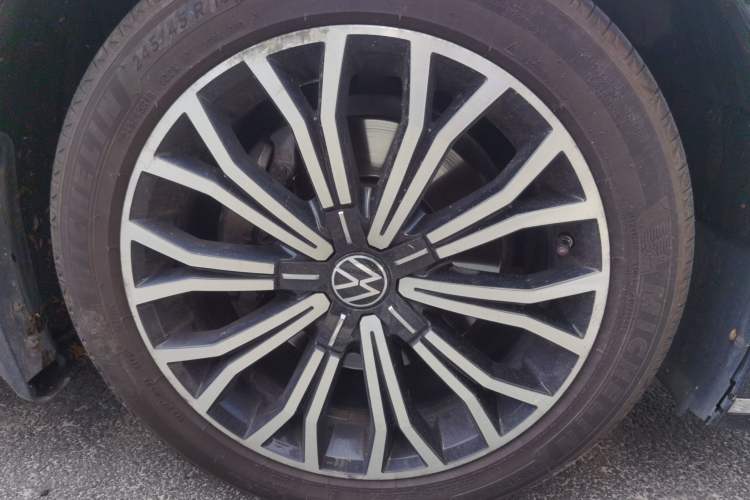 Used Volkswagen Phideon 2021 380TSI Luxury Edition Right Front Wheel Hub
