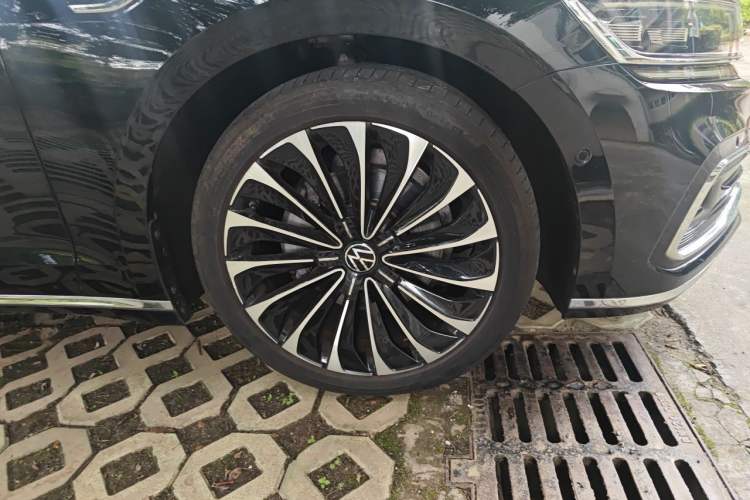 Used Volkswagen Phideon 2021 380TSI Prestige Edition Right Front Wheel Hub
