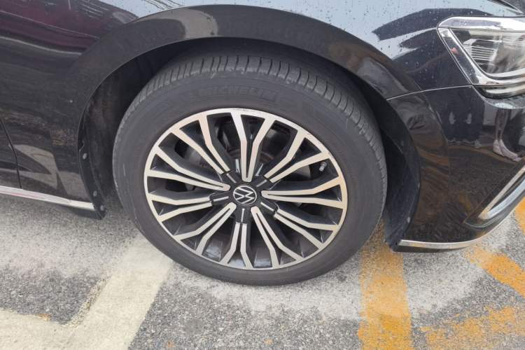 Used Volkswagen Phideon 2021 380TSI Luxury Edition Right Front Wheel Hub