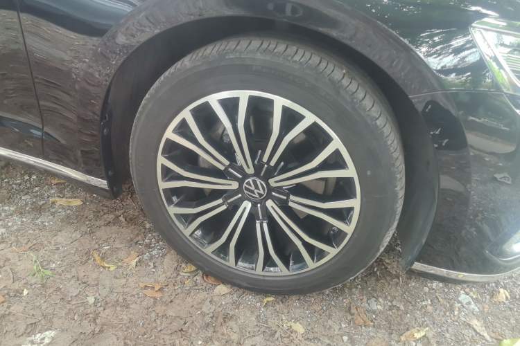 Used Volkswagen Phideon 2021 380TSI Luxury Edition Right Front Wheel Hub