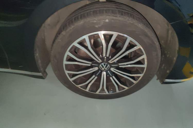 Used Volkswagen Phideon 2021 380TSI Luxury Edition Right Front Wheel Hub