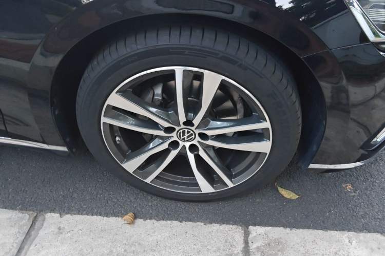 Used Volkswagen Phideon 2021 380TSI Luxury Edition Right Front Wheel Hub