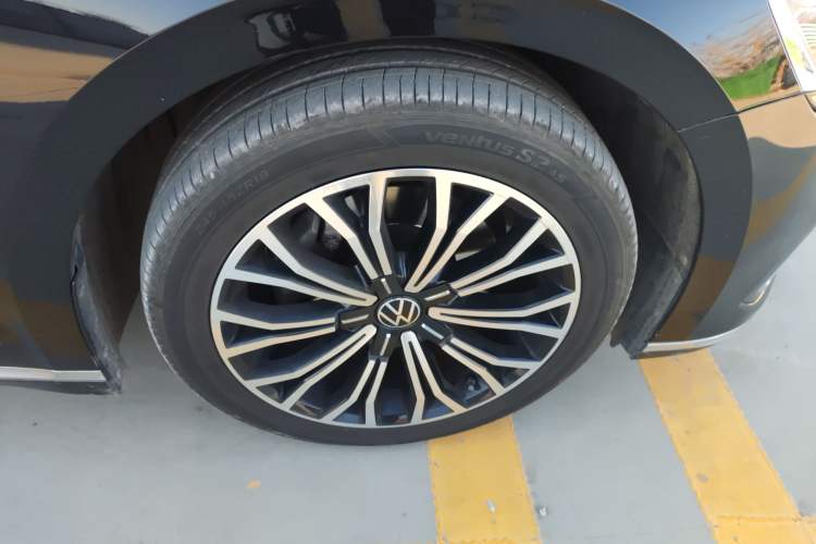 Used Volkswagen Phideon 2021 380TSI Luxury Edition Right Front Wheel Hub